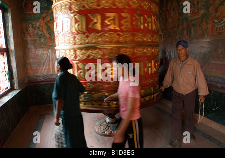 Pèlerins priant au Stupa de Boudhanath, Katmandou, Népal Banque D'Images