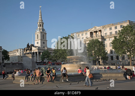 Fontaines de Trafalgar Square et de Saint Martin dans le domaine de l'église, Londres, Angleterre Banque D'Images