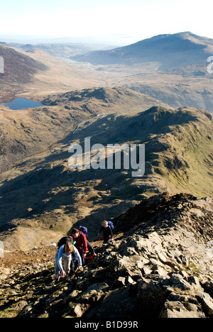 Les promeneurs sur la crête Crib Goch le Snowdonia Banque D'Images