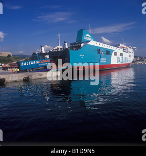 Fret ferry Balearia ro ro chargement de camions dans le port de Palma de Majorque Îles Baléares Espagne Banque D'Images