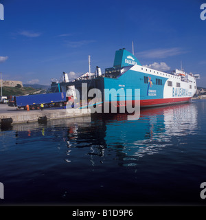 Fret ferry Balearia ro ro chargement de camions dans le port de Palma de Majorque Îles Baléares Espagne Banque D'Images