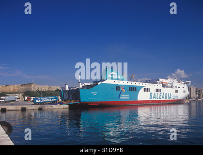 Fret ferry Balearia ro ro chargement de camions dans le port de Palma de Majorque Îles Baléares Espagne Banque D'Images