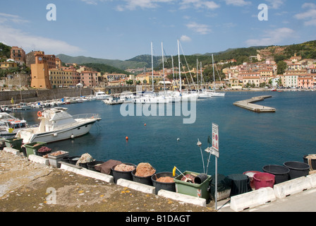 Rio Marina Boat Harbour sur l'île d'Elbe (Isola d'Elba), Toscane Italie Banque D'Images