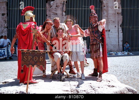 Les touristes posant avec des acteurs déguisés en citoyens de l'ancien Empire Romain, Rome, Italie Banque D'Images