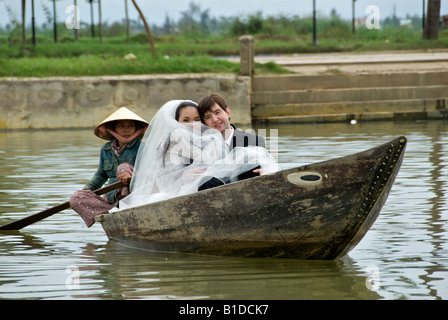 Les jeunes mariés en voile Hoi An Vietnam Banque D'Images