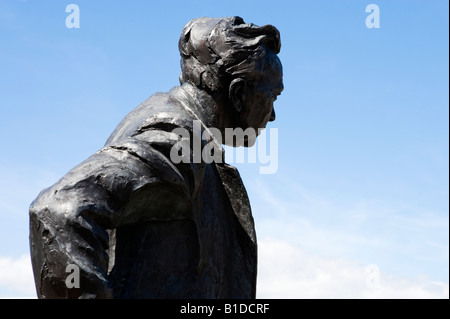 Statue de l'ancien Premier ministre travailliste Harold Wilson en dehors de la gare, Huddersfield, West Yorkshire, Angleterre Banque D'Images