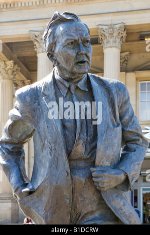 Statue de l'ancien Premier ministre travailliste Harold Wilson en dehors de la gare, Huddersfield, West Yorkshire, Angleterre Banque D'Images