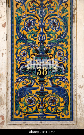 Ornamentical carreaux émaillés sur un mur à la Habana Centro Banque D'Images