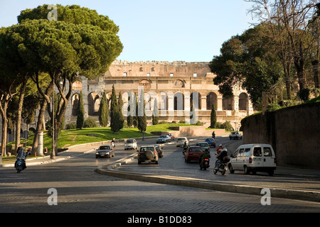 Vue à partir de la via di San Gregorio (face au nord) vers le Colisée ou Coliseum Banque D'Images