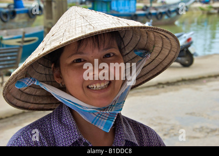Young Girl wearing chapeau conique Hoi An Vietnam Banque D'Images