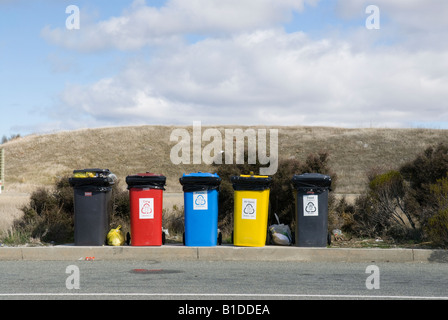 Les bacs de recyclage de couleur pour tri des déchets Banque D'Images