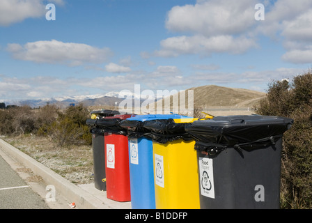 Les bacs de recyclage de couleur pour tri des déchets Banque D'Images