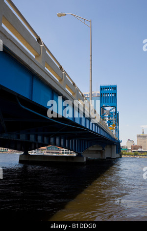 John T Alsop Jr pont assure l'autoroute 90 et US1 sur le St Johns River dans le centre-ville de Jacksonville, Floride Banque D'Images