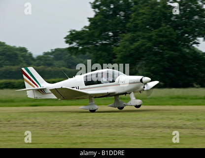 Robin l'atterrissage à des avions légers (Lashenden Headcorn aérodrome), Kent, Angleterre Banque D'Images