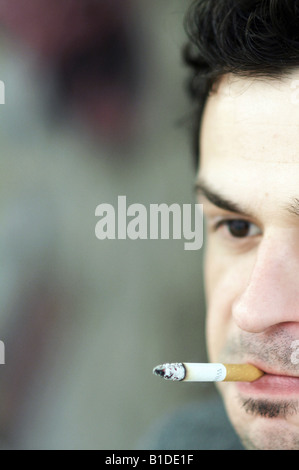 Man smoking a cigarette Banque D'Images