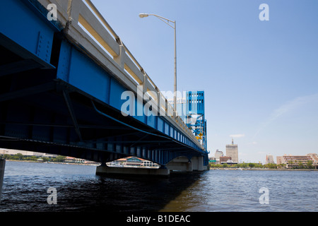 John T Alsop Jr pont assure l'autoroute 90 et US1 sur le St Johns River dans le centre-ville de Jacksonville, Floride Banque D'Images