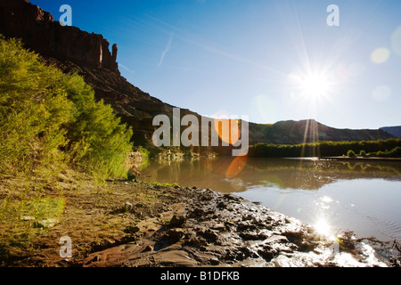 Homme seul camping-siège et contemple le long de la Rivière Blanche, verte, Sentier Rim Canyonlands National Park, Utah Banque D'Images