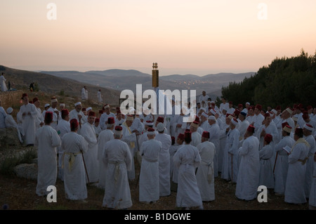 Un grand prêtre Samaritain soulève une Torah lors de Chavouot ou fête des semaines sur le mont Garizim, près de la ville de Naplouse en Cisjordanie en Israël Banque D'Images