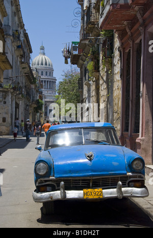 Voiture classique vieille rue de La Havane, Cuba, avec Capitol en arrière-plan Banque D'Images