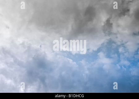 Lumineux nuages de fond foncé Banque D'Images