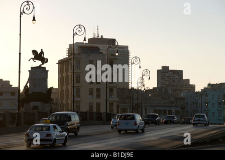 Le trafic sur le Malecón, La Havane Banque D'Images