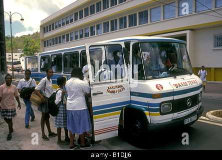 Les étudiants français, lycéenne, écolières, boarding school bus, école, collège Courbaril, Pointe-Noire, Basse-Terre, Guadeloupe, French West Indies Banque D'Images