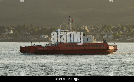 Une voiture et de l'Ouest Ferries ferry passanger traverse le Firth of Clyde de Gourock à Dunnon. Banque D'Images