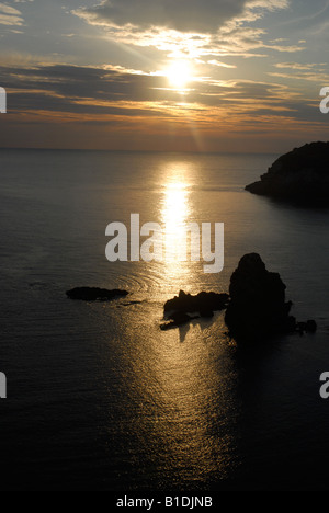 Voir à l'aube de la Prim, Cabo de San Martin de l'île de Portichol, Javea, Alicante Province, Comunidad Valenciana, Espagne Banque D'Images