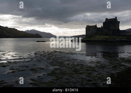 Vue sur le château d'Eilean Donan sur les rives du Loch Duich, en Écosse. Banque D'Images