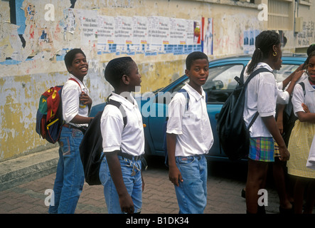 Les étudiants, écoliers, écolier, camarades, camarades, College Courbaril, école, Pointe-Noire, Basse-Terre, Guadeloupe, French West Indies Banque D'Images