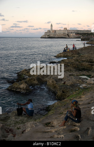 Sur les personnes reposent sur le Malecón, La Havane Banque D'Images