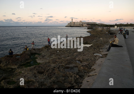 Sur les personnes reposent sur le Malecón, La Havane Banque D'Images