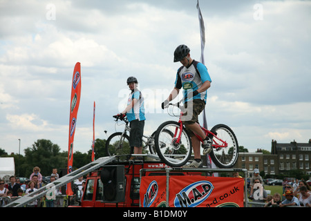 Un coureur de vélo de montagne au Blackheath kite festival Banque D'Images