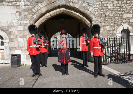 La cérémonie d'ouverture de la porte à la Tour de Londres Angleterre Royaume-uni Grande-Bretagne Banque D'Images