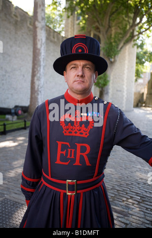 De la 'Yeoman Beefeater gardien garde' à l'avant à la 'Tour' de Londres, Angleterre, Grande-Bretagne, Royaume-Uni. Banque D'Images