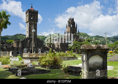 Cimetière historique pittoresque, vieille pierres tombales en dehors de St George's Anglican Cathedral, St Mary's Catholic Church architecture Georgienne St Vincent Grenadines Banque D'Images