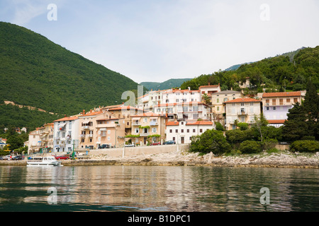 Moscenicka Draga Istrie Croatie vieux bâtiments sur colline autour de port dans village touristique sur la côte d'Istrie Kvarner Banque D'Images