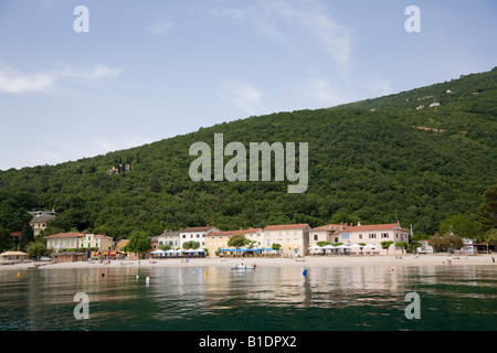 Moscenicka Draga Croatie Istrie vue mer à bord de plage calme et bâtiments de villégiature sur la côte de Kvarner ci-dessous Mont Ucka Banque D'Images