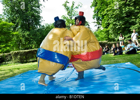 Paris France, 'les parcs publics' Jeunes regarder deux « sumo Wrestlers' dans la lutte contre l'extérieur en costume 'Parc de Vincennes' Banque D'Images