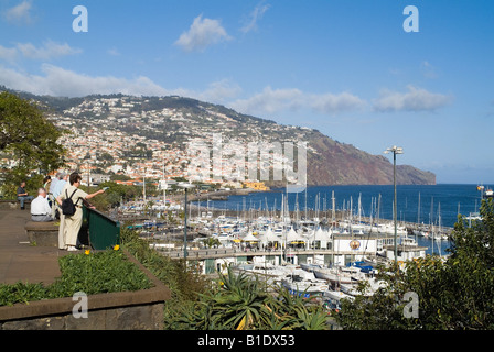 dh Parque de Santa Catarina FUNCHAL MADÈRE les touristes regardant la marina de Funchal depuis le point de vue balcon point vacanciers Banque D'Images