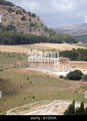 Le majestueux temple dorique dans la belle campagne de Ségeste en Sicile occidentale du nord Banque D'Images