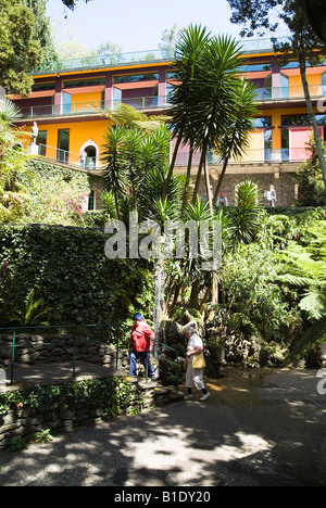 Dh Monte Palace Tropical Garden MONTE MADÈRE Deux femmes touristes marcher dans les jardins et les bâtiments du Musée Banque D'Images