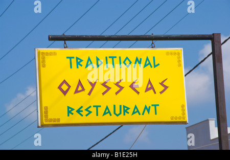 Signe pour ODYSSEAS RESTAURANT TRADITIONNEL à Malia sur l'île grecque de Crète Méditerranée Banque D'Images