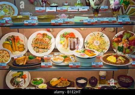 Réplique de la nourriture japonaise et les éléments de menu sur l'écran dans la fenêtre d'un restaurant. Chinatown, Nagasaki, Japon. Banque D'Images