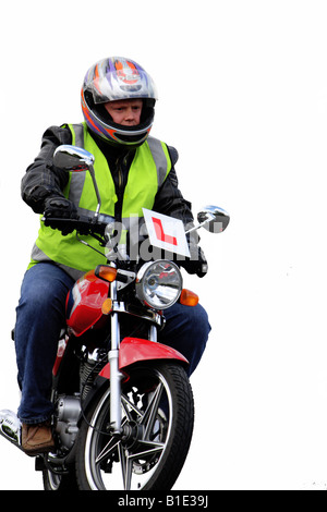 Un jeune homme sur une moto Suzuki 125cc en tenant son test cbt Banque D'Images