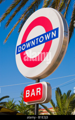 Le centre-ville de Malia bar touristique sur l'île grecque de Crète Méditerranée Banque D'Images