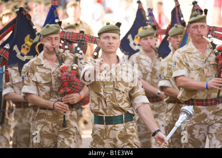 Le cornemuseur-major du Régiment Royal d'Écosse Pipes and Drums marche dans le centre-ville de Dumfries bande militaire écossais Banque D'Images