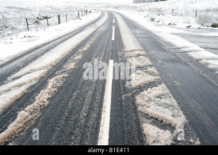 Location de pistes sur route enneigée Banque D'Images