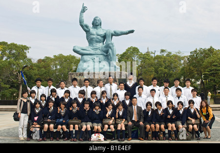 Une classe de l'école par les enfants japonais de Nagasaki Peace Statue. Le Japon Banque D'Images