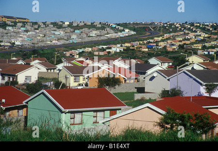 Ce que l'on appelle des 'andela maisons" dans un township près de la ville d'East London, Afrique du Sud. Banque D'Images